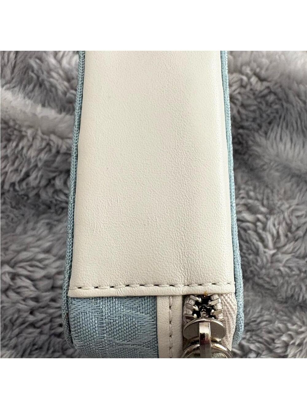 Vintage & very rare COACH 3 pill case. Light Blue Monogram "C". Size is 4" X 3". - Picture 2 of 4